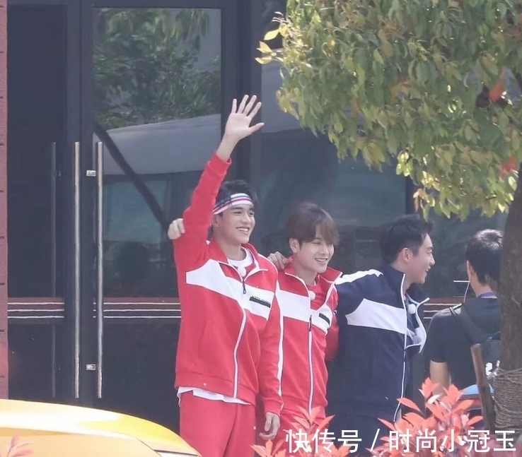 《跑男》錄制生圖曝光，許凱一身白衣很吸睛，楊穎長發(fā)披肩少女風(fēng)