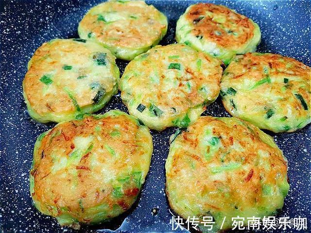 味美|西葫芦别再炒着吃了，试试这样做，鲜香味美，外酥里软，太香了