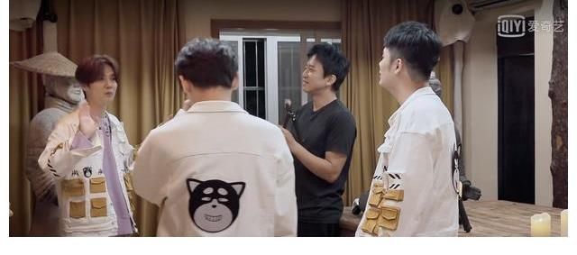 五哈旅行团再次打卡西安，鹿晗“一夜惊魂”，彭昱畅仿妆太吸睛