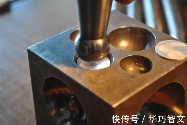 半球形 这件暗藏机关的项链,又变手链的可拆搭扣