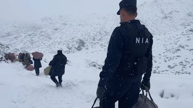 警察|暴雪致15名工人被困，警察背上物资徒手开路，救人！