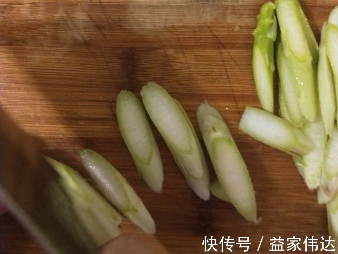 牛奶|蔬菜中的补钙冠军,钙是鱼肉9倍,比牛奶好吸收,冬天要给孩子吃