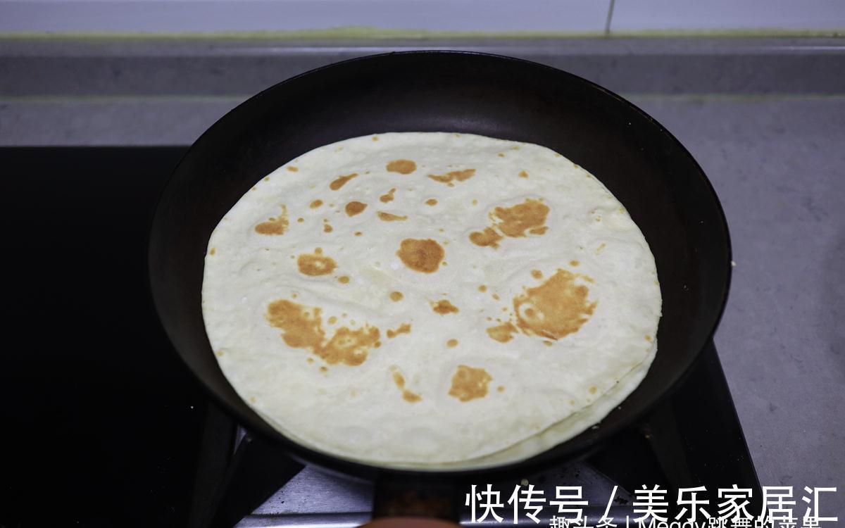 2分钟出锅的烙薄饼，又软又香卷着吃，用凉水还是热水揉面不挑剔