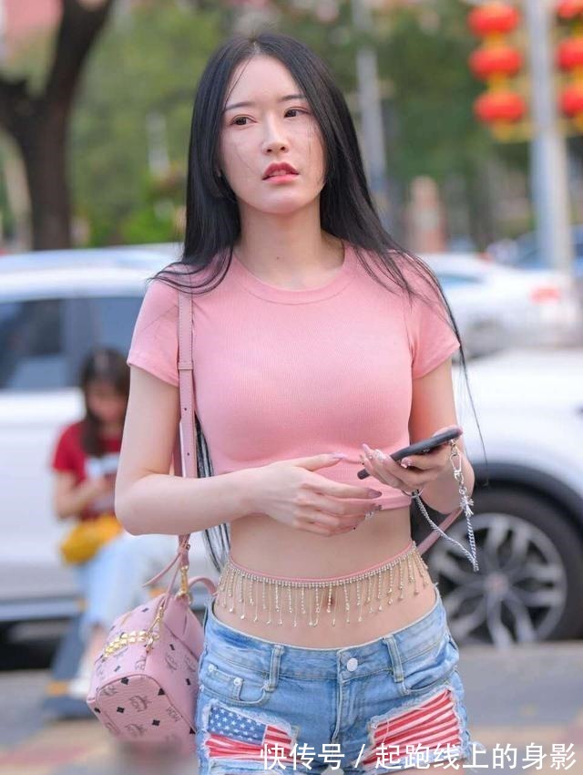 小蛮腰 柳腰细腿的打底裤美女，大方得体的搭配风格也耐看，清凉舒适！
