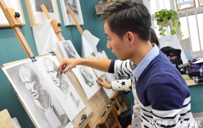 特长|美术生考试画“自画像”火了,美女画得很好,但老师还是给了0分