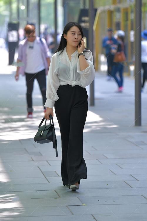 高级感 白色雪纺衬衣,配上黑色高腰阔腿裤,就像一副水墨画