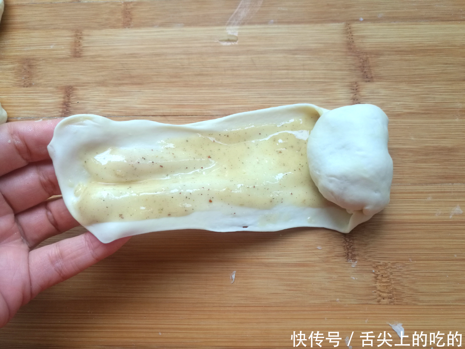 这烧饼一出锅就太香了,没忍住一口气吃了2个,越吃越香上瘾