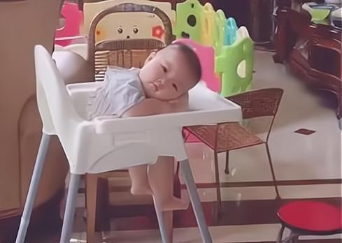 孩子|喂完娃妈妈抢时间吃饭,回头看到宝宝的眼神,宝妈:再累也值得