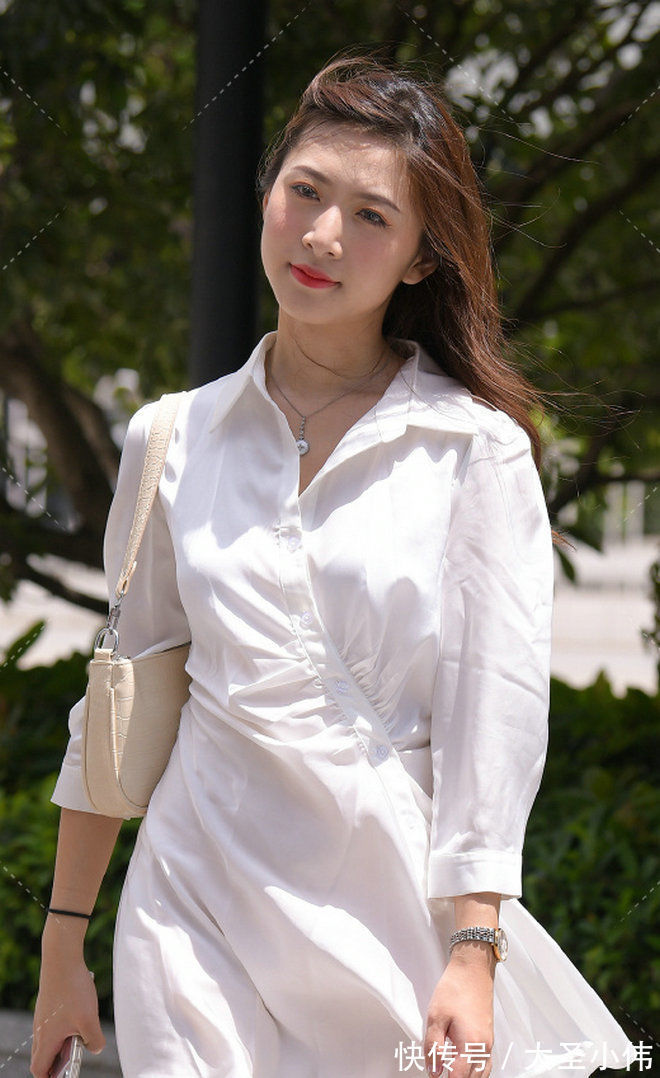 卡其色|美女街拍:卡其色的V领长袖T恤,这样打扮很休闲,但是秀出了高挑俏丽的身材