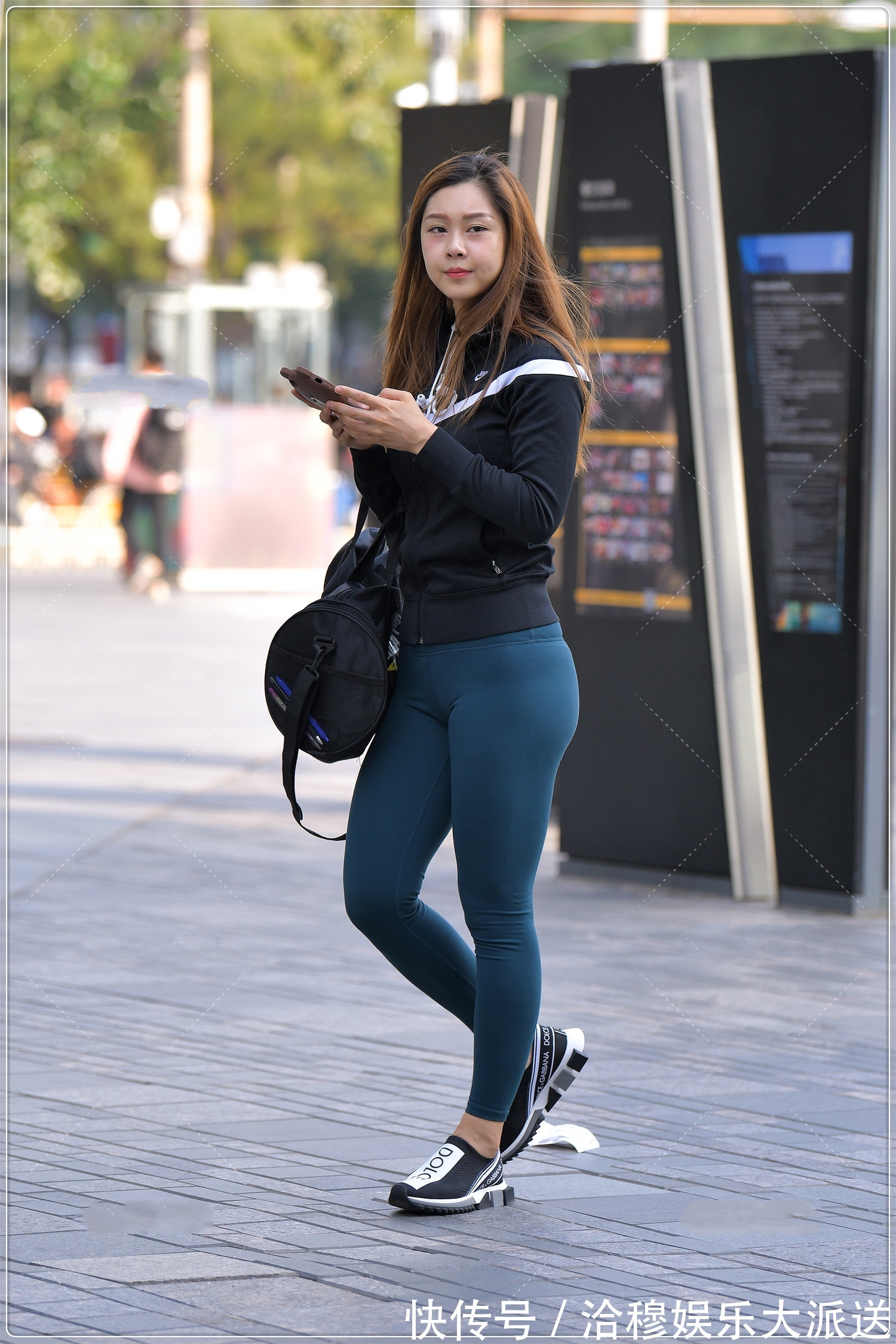 热爱运动 黑色运动服搭配藏青色瑜伽裤,简约大气,深色系更显独特魅力