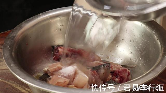 配菜|水煮鱼怎样做更好吃？大厨详细讲解鱼片腌制技巧，鱼肉滑嫩无腥味
