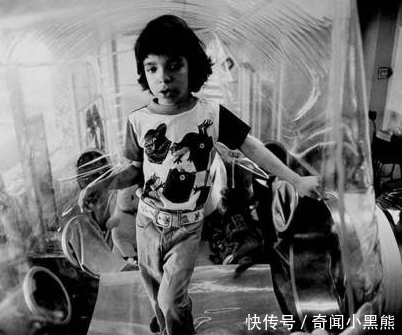 一个无法与外界接触的男孩,出生到死亡都活在泡泡里