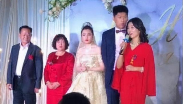 高颜值|“高颜值婆婆”走红,婚礼上抢尽风头惹争议,网友:到底谁结婚?