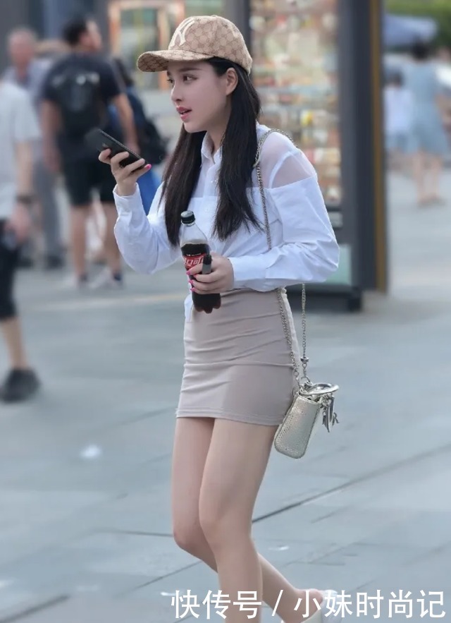 长袖|时尚又别致的长袖衬衣,搭配卡其色半身裙,穿出满满的气质美