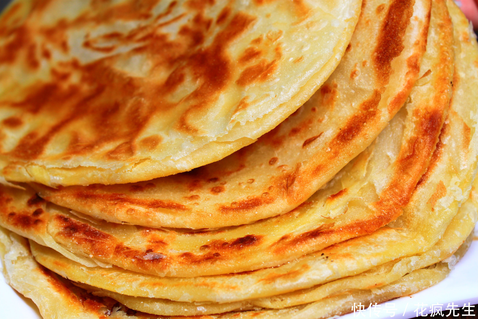 油饼|烙油饼该用冷水还是开水?面点师教你正确做法,金黄酥脆,太香了