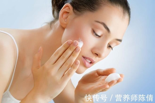 肌肤|洗脸水里加点盐,坚持一段时间,会收获哪些好处?