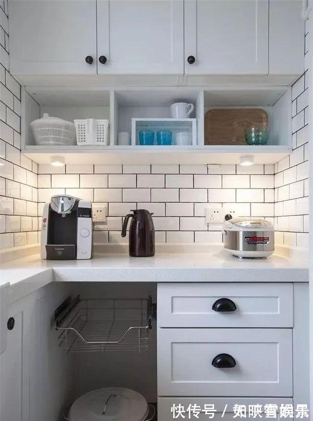 空隙|现在才知道,橱柜底部留空一格大有好处!回家默默拆掉个柜门