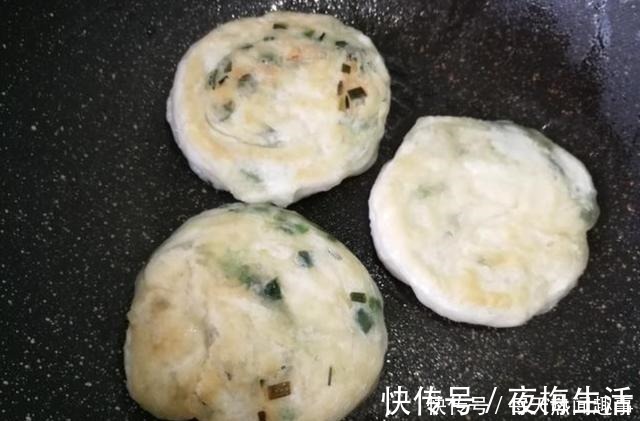 烫面|葱油饼新做法,不用揉面,不用烫面,外酥里嫩,放凉了也不会硬