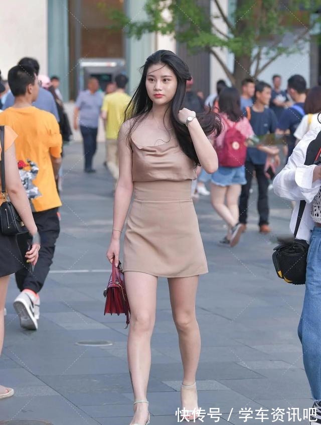 塞衣角 卡其色吊带衫、卡其色高腰短裙,虽然搭配方式很简单,但是很出众!