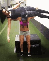 |搞笑GIF:妹子 你这套衣服不错 是你自己做的吧