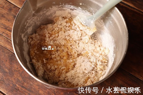 低筋面粉|一斤多重的月饼有六个蛋黄,没等回油,就被抢走吃掉,有那么馋吗