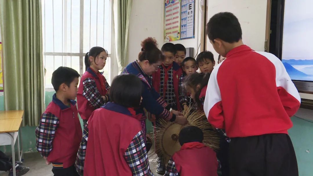 毛南民族文化在孩子们的心中生根发芽