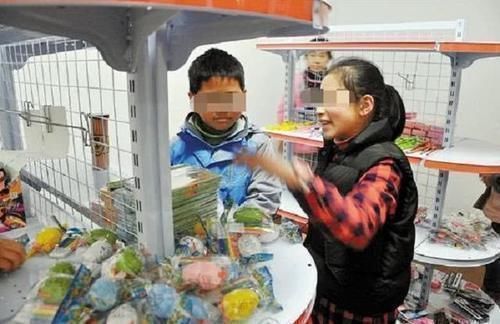 轩轩|6岁男孩50元只买回一袋盐,亲妈上门讨说法,收银员自己看监控