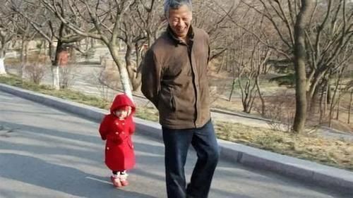 爷爷|宝宝去爷爷家住了一个寒假,回来后走路姿势成了这样,妈妈笑翻