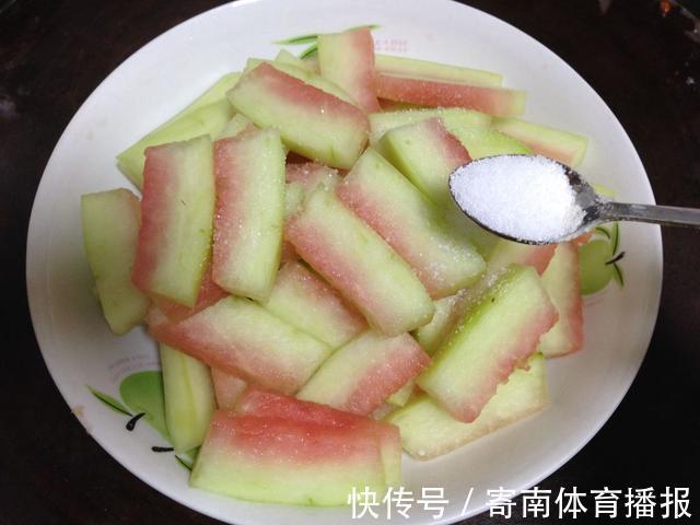 步骤|西瓜皮别再扔了,凉拌西瓜皮:一道不错的爽口小菜,还有清火效果