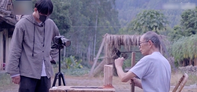 央视发现宝藏up主,72岁用木雕雕刻手办,利威尔,暴龙兽栩栩如生