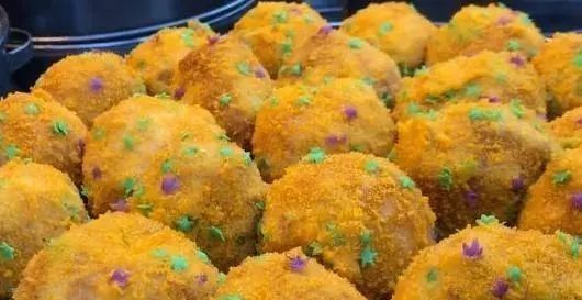 抢光|下岗夫妻街边卖“独特小吃”,路人围观却不买,尝过后瞬间被抢光