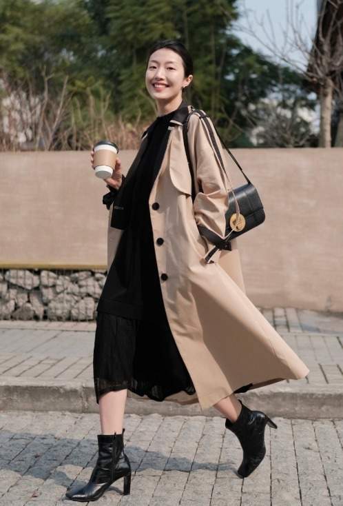 羽绒服|今冬流行的“小黑裙”正火,搭配上大衣和羽绒服都超美,高级时髦