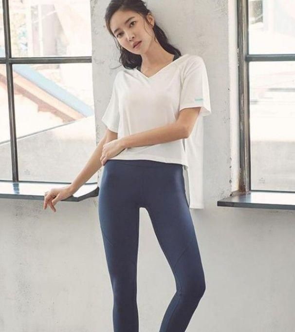 街拍性感紧身打底裤小姐姐,增加清新感