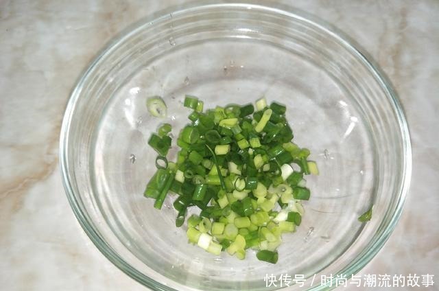 西红柿鸡蛋汤,处理好1个小细节,汤汁浓郁,味道更香