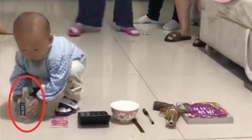 1岁孙子抓周一下就抓住这样东西不放，奶奶看完直呼：完了！