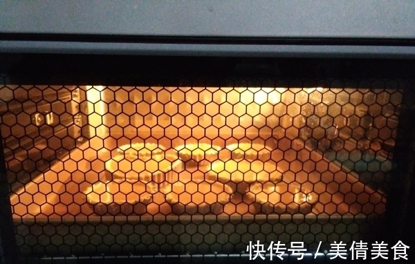 瓜瓣儿|南瓜别再煮粥，教你一种新吃法，比南瓜饼还要香，上桌都抢着吃！