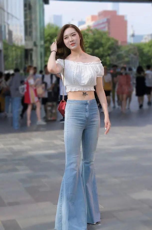 紧身衣|紧身裤的穿着打扮展现出自己健美身材,走在大街上绝对会吸引人