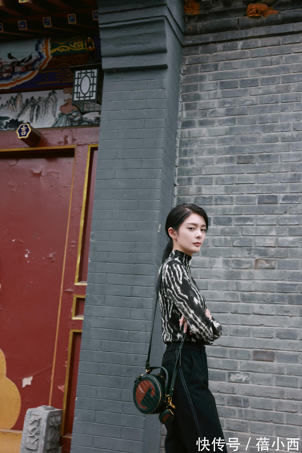 清冷|傅菁真是清冷美人,穿斑马纹上衣配长裤,又美又飒太有女强人气场