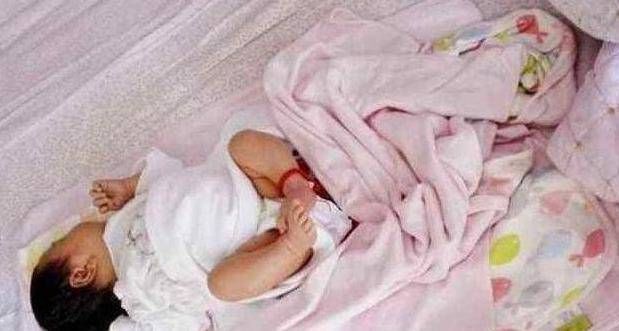 被子|宝妈睡醒宝宝“没了”，差点急疯，妈妈看到娃一瞬间，笑出声