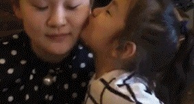 |搞笑GIF：都这时候了还看什么看 赶紧来救我啊，真装不下去了