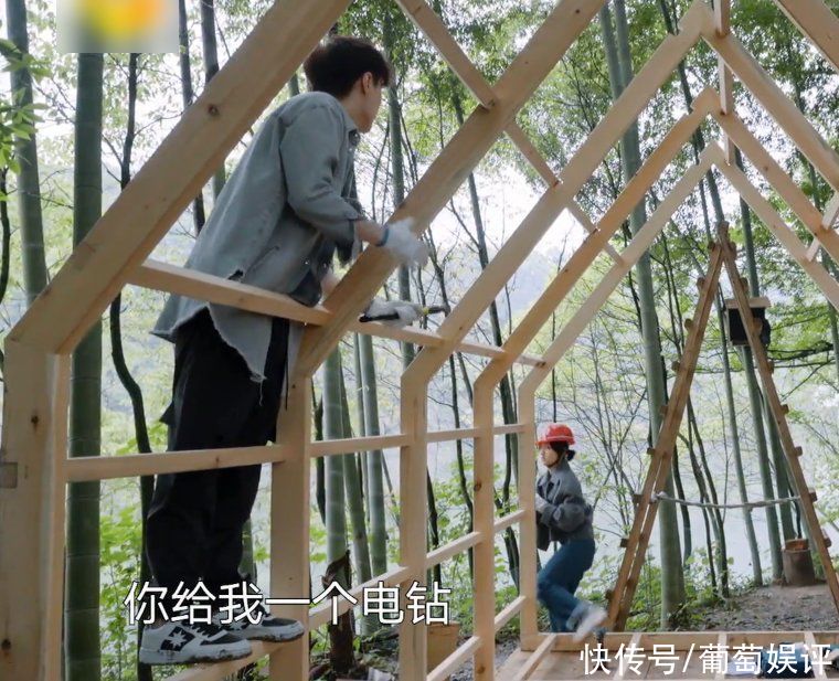 张艺兴|蘑菇屋嘉宾搭木屋,张艺兴让张子枫递电钻,她的动作细节太博好感