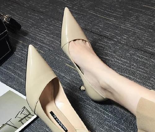 一字扣|越是漂亮女人越爱穿细高跟鞋, 如此大步流星的走, 厉害了!