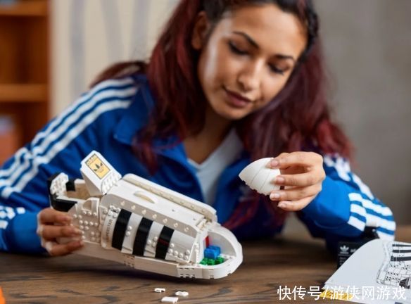 乐高版|好想来一双！乐高版阿迪达斯贝壳鞋：将经典组装