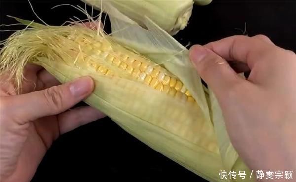 煮玉米不要清水下锅,多加2样东西,玉米更加香甜软糯,快学学