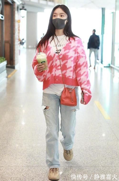林允 小姐姐穿粉红色开衫毛衣,尽显青春活力,不失甜美可爱