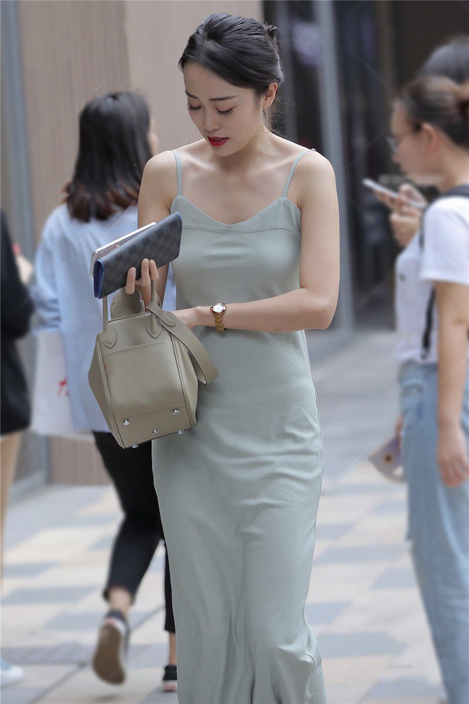 性感|街拍吊带裙美女,美丽性感的身材,优雅脱俗的气质!