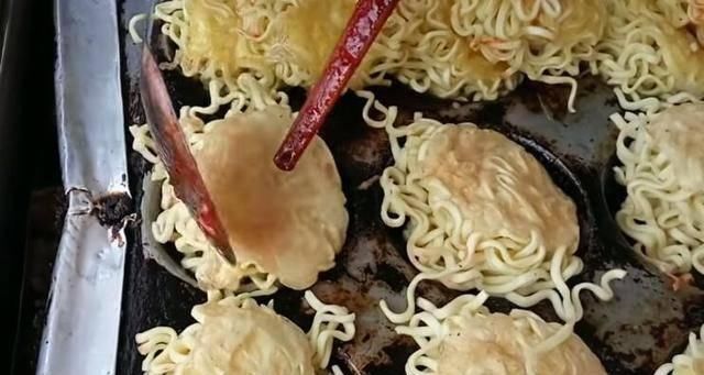 小吃|大婶在路边摆摊卖这小吃,路人见了只摇头,试尝后连锅都买走了