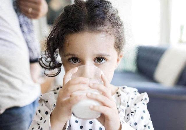 食物|宝宝晚上睡觉前,这5种食物可以常吃,能助娃长高,还有益于睡眠
