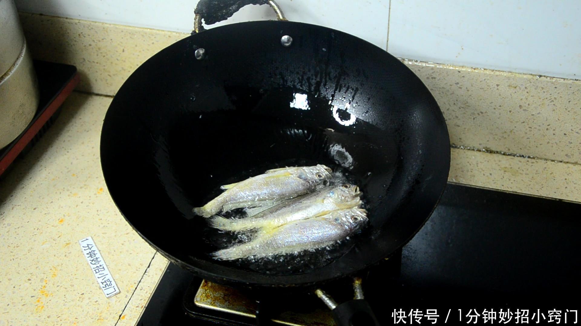 煎鱼|煎鱼时，直接下锅煎是大错！大厨教你一招，不粘锅不掉皮