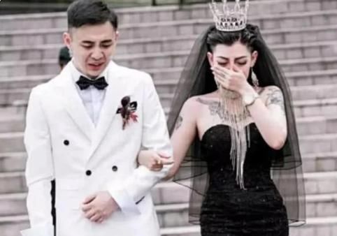 新娘|那个穿着黑婚纱又纹身的新娘，一夜爆红后，如今生活过得怎样了？
